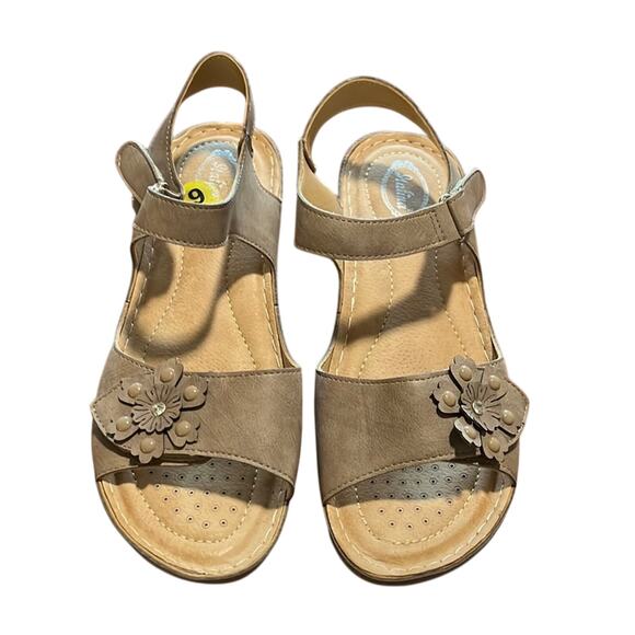 Italina Size 9 Tan Comfort Sandals - Picture 1 of 7
